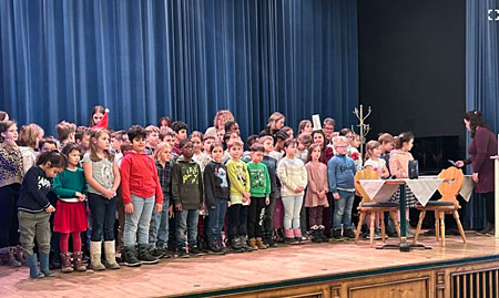 Kinderhort und Nikolaus zu Besuch.